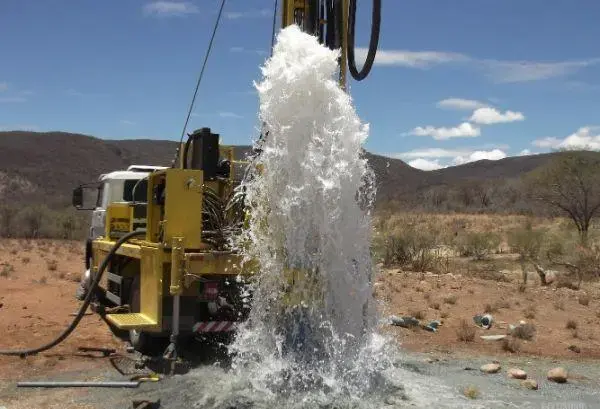 Equipe de perfuração em operação