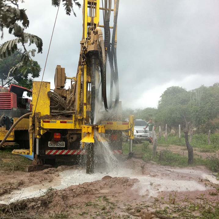 Perfuração de poços artesianos em área aberta