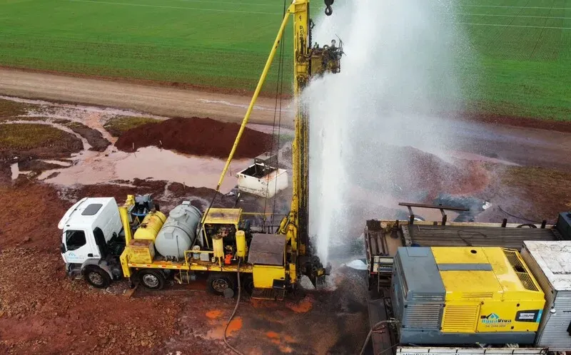 Processo de perfuração com equipamentos especializados